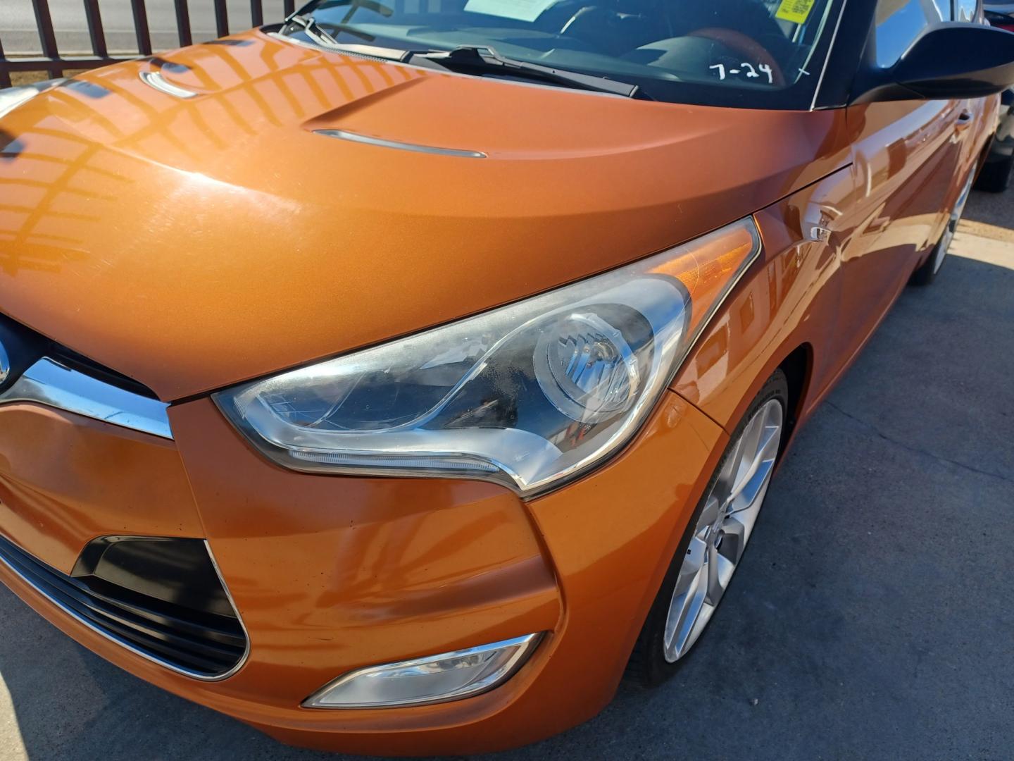 2013 ORANGE /BLACK Hyundai Veloster (KMHTC6AD0DU) with an 1.6L DOHC GDI 16-valve I4 engine w/dual CVVT engine, 6-speed EcoShift dual clutch automatic transmission transmission, located at 2001 E. Lancaster, Ft. Worth, 76103, (817) 336-7000, 32.746181, -97.301018 - Photo#4